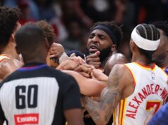 Dois jogadores expulsos após scrum em meio à vantagem de 50 pontos do Knicks contra o Hawks enviam o árbitro para a quadra
