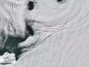 NASA captura um mar de nuvens giratórias sobre a remota ilha vulcânica da Antártica