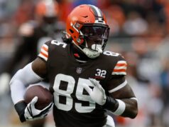 Relatório: Chargers contratam David Njoku em contrato de um ano