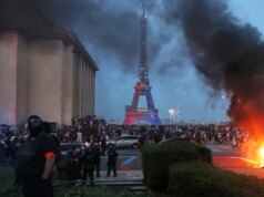 A vitória do PSG na Liga dos Campeões causa caos em Paris, com 45 presos e incêndios em toda a cidade