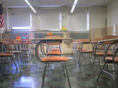 O número de alunos de escolas públicas de ensino elementary e médio diminuiu em mais da metade dos estados, indica o relatório