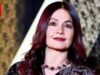 Pooja Bhatt esclarece que não estava nua na capa de pintura corporal