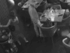 VEJA: Casal supostamente flagrado em vídeo roubando uma garrafa de US$ 4 mil da mesa em um roubo descarado em um restaurante