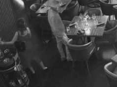 VEJA: Casal supostamente flagrado em vídeo roubando uma garrafa de US$ 4 mil da mesa em um roubo descarado em um restaurante