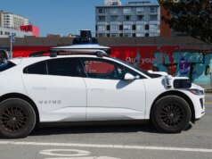 Robotaxi sai do aeroporto com mala de passageiro