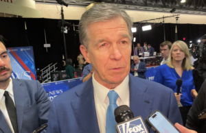 O assassinato de um professor na Carolina do Norte reacende o escrutínio do histórico de justiça legal de Roy Cooper na corrida para o Senado