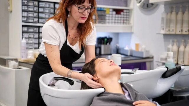 salons-haircut-customer.jpeg