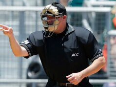 Jogo de beisebol universitário adiado depois que o árbitro leva uma bola assustadora direto para a máscara