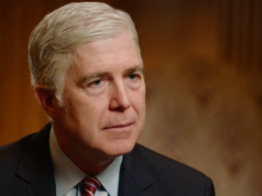 O juiz Gorsuch diz que sua lealdade é "Constituição e leis" em meio aos ataques de Trump na Suprema Corte