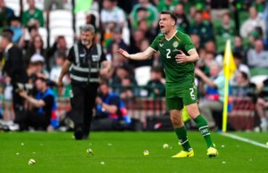 O amistoso Irlanda-Qatar foi interrompido duas vezes enquanto torcedores jogavam bolas de tênis para protestar contra os jogos da Liga das Nações contra Israel