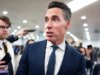 Hawley defende o GUARD Act enquanto famílias de coração partido dizem que os chatbots de IA supostamente levaram os adolescentes à automutilação
