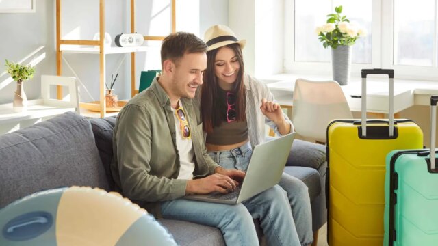 shutterstock-couple-laptop-luggage.jpg