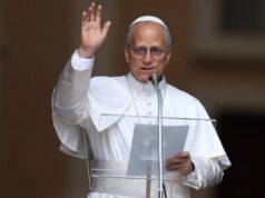O Papa adverte contra a ‘desumanização’ na period da IA ao lado de um convidado que levanta as sobrancelhas