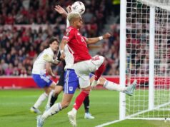 Pênalti de Wooden dá a Forest pequena vantagem na semifinal após drama do VAR