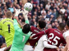 Arsenal sobrevive ao incrível drama ultimate do VAR para se aproximar do título do PL