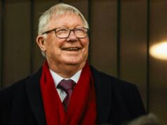 Sir Alex Ferguson levado ao hospital após se sentir mal em Outdated Trafford