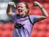O heroísmo dos pênaltis de Whitehouse garante a promoção de Charlton à WSL