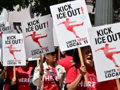 Trabalhadores sindicais dos estádios da Copa do Mundo dizem que a falta de preocupações com a privacidade da FIFA os coloca em risco de serem alvo do ICE