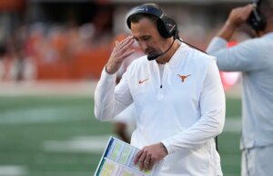 O reforço da Texas Tech bate palmas para Steve Sarkisian depois que o técnico do Texas ataca os Purple Raiders