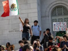 Projeto de lei da Califórnia permitiria que professores imigrantes ilegais continuassem ensinando estudantes americanos remotamente