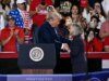 Trump anuncia a maior homenagem civil ao herói do 11 de setembro, lembrado como o ‘Homem da Bandana Vermelha’