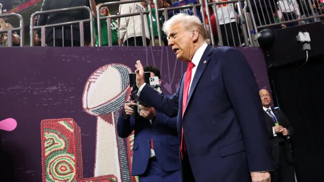 trump-waving-at-super-bowl.jpg