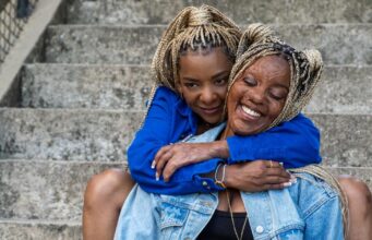 Irmãs gêmeas perseguem um pai rebelde no inspirado ‘Is God Is’