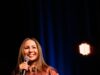 Anjelah Johnson-Reyes combina a maternidade com suas tendências engraçadas de tia em ‘Ugly Child’