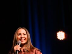 Anjelah Johnson-Reyes combina a maternidade com suas tendências engraçadas de tia em ‘Ugly Child’