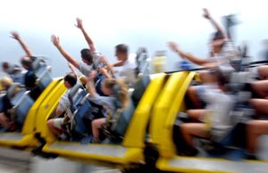 Six Flags proíbe YouTuber para sempre por comer nuggets de frango em uma montanha-russa