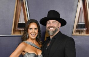 Zac Brown e Kendra Scott, que passaram rapidamente de novo casal a noivos, casam-se na Grécia