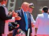Trump homenageia dois atletas recordistas na cerimônia de formatura da Academia da Guarda Costeira dos EUA