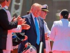 Trump homenageia dois atletas recordistas na cerimônia de formatura da Academia da Guarda Costeira dos EUA