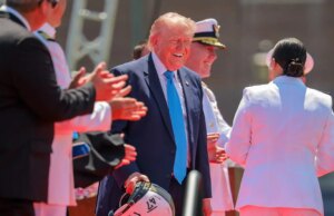 Trump homenageia dois atletas recordistas na cerimônia de formatura da Academia da Guarda Costeira dos EUA