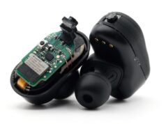 Esqueça os óculos inteligentes: pesquisadores da UW colocam pequenas câmeras em fones de ouvido para IA com viva-voz