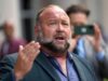A oferta da Onion para assumir o controle da Infowars de Alex Jones está no limbo à medida que novas batalhas judiciais surgem
