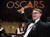 Um Oscar é perdido e encontrado depois que o diretor foi forçado a verificá-lo em um voo saindo do JFK
