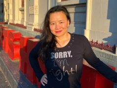 Uma jornalista australiana transforma sua terrível provação na prisão na China em um livro de memórias e uma peça