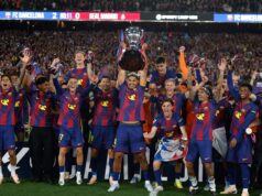 Observado por seu treinador em luto, Barcelona mantém o título da liga espanhola ao vencer o rival Actual Madrid
