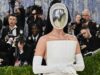 Fotos mostram estrelas abraçando a moda inspirada na arte no Met Gala 2026