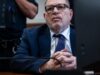 Harvey Weinstein volta ao tribunal depois de se sentir mal enquanto o júri delibera sobre um novo julgamento de estupro