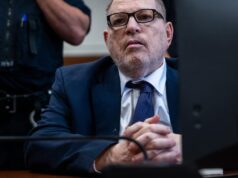 Harvey Weinstein volta ao tribunal depois de se sentir mal enquanto o júri delibera sobre um novo julgamento de estupro