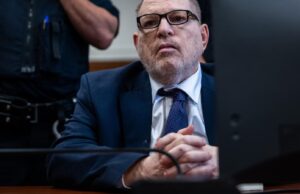Harvey Weinstein volta ao tribunal depois de se sentir mal enquanto o júri delibera sobre um novo julgamento de estupro