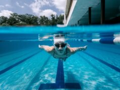 A estrela do Avalanche, Nathan MacKinnon, é um psicopata por usar nadadeiras e óculos de proteção na piscina do resort?