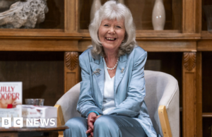 Figurinista de Rivals tem honra de fazer traje para Dame Jilly Cooper