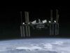 Tripulação da estação espacial se muda para "porto seguro" enquanto o vazamento é reparado