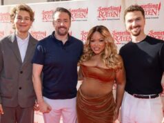 Coronation Avenue lançou temperaturas escaldantes para apoiar a ex-estrela na estreia do musical One thing Rotten no Reino Unido