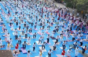 Milhares de pessoas participam das celebrações do Dia do Yoga em Ballari, Vijayanagara e Koppal