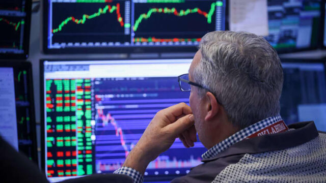 108226885-1763397102961-gettyimages-2246608610-US_STOCKS.jpeg