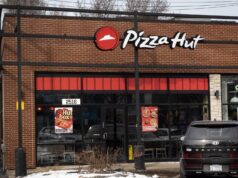 Yum Manufacturers vende Pizza Hut para a empresa de personal fairness LongRange Capital e Yum China por US$ 2,7 bilhões